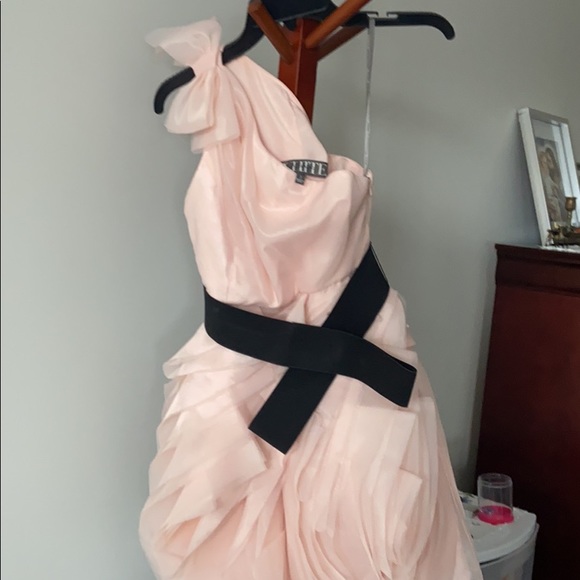 Dresses/ - Picture 2 of 16